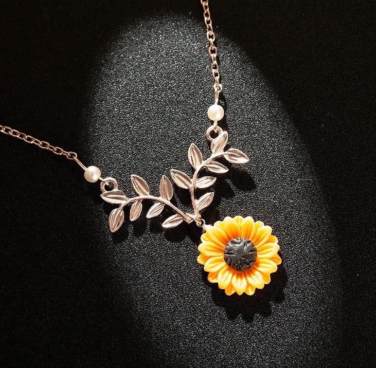 Hot selling necklace, pearl, sunflower necklace, feminine and fashionable sunflower pendant